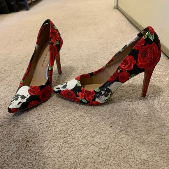 Black and red fabric skull and rose high heels with red glitter heel. Size 7 - Picture 1 of 5